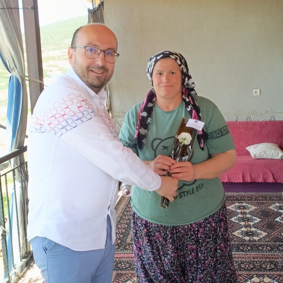 Başkan Yücel özel günde anneleri unutmadı Karanfil dağıtarak jest yaptı