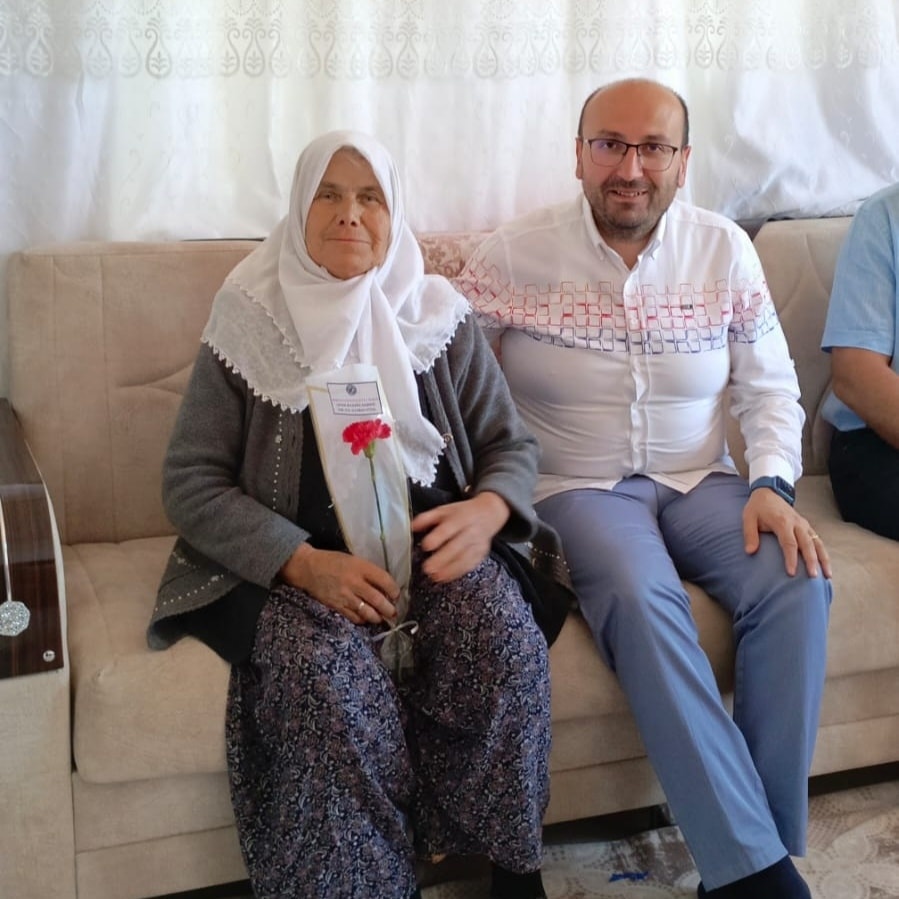 Başkan Yücel özel günde anneleri unutmadı Karanfil dağıtarak jest yaptı