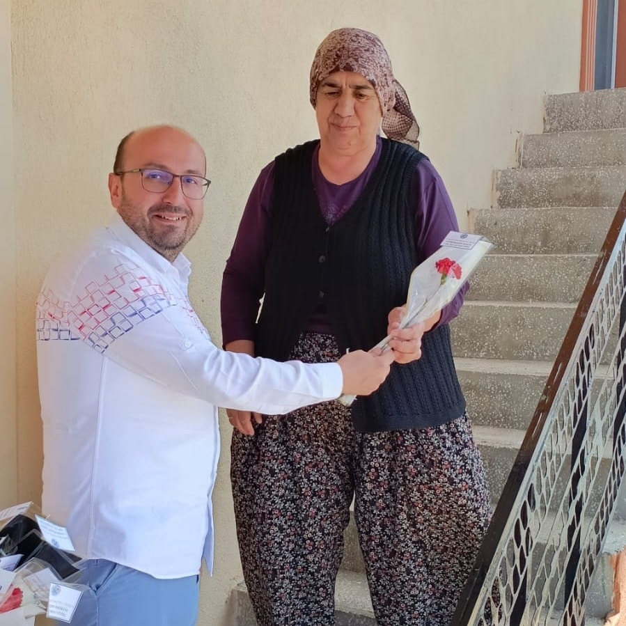 Başkan Yücel özel günde anneleri unutmadı Karanfil dağıtarak jest yaptı