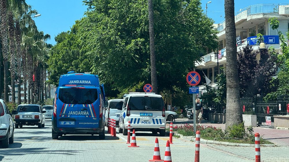 Başkasının kimliğini kullanan sürücü, 3 düzensiz göçmenle yakalandı