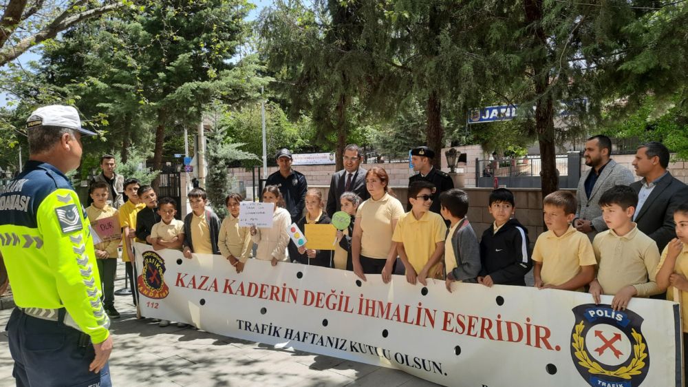 Bozkır'da ilkokul öğrencilerine trafik eğitimi