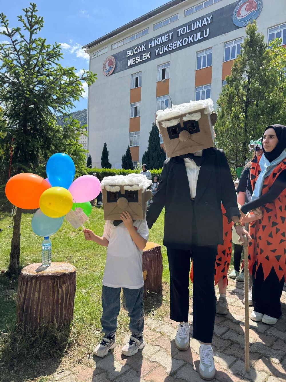 Bucak HTMYO'da geri dönüşüm defilesi! Miniklerden sürdürülebilir moda gösterisi