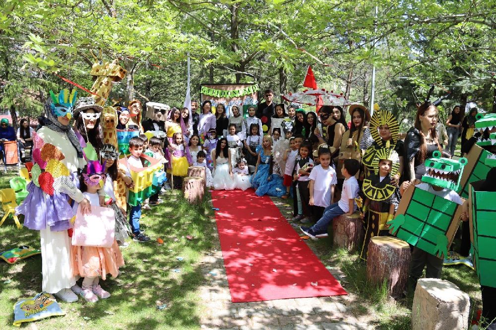 Bucak HTMYO'da geri dönüşüm defilesi! Miniklerden sürdürülebilir moda gösterisi