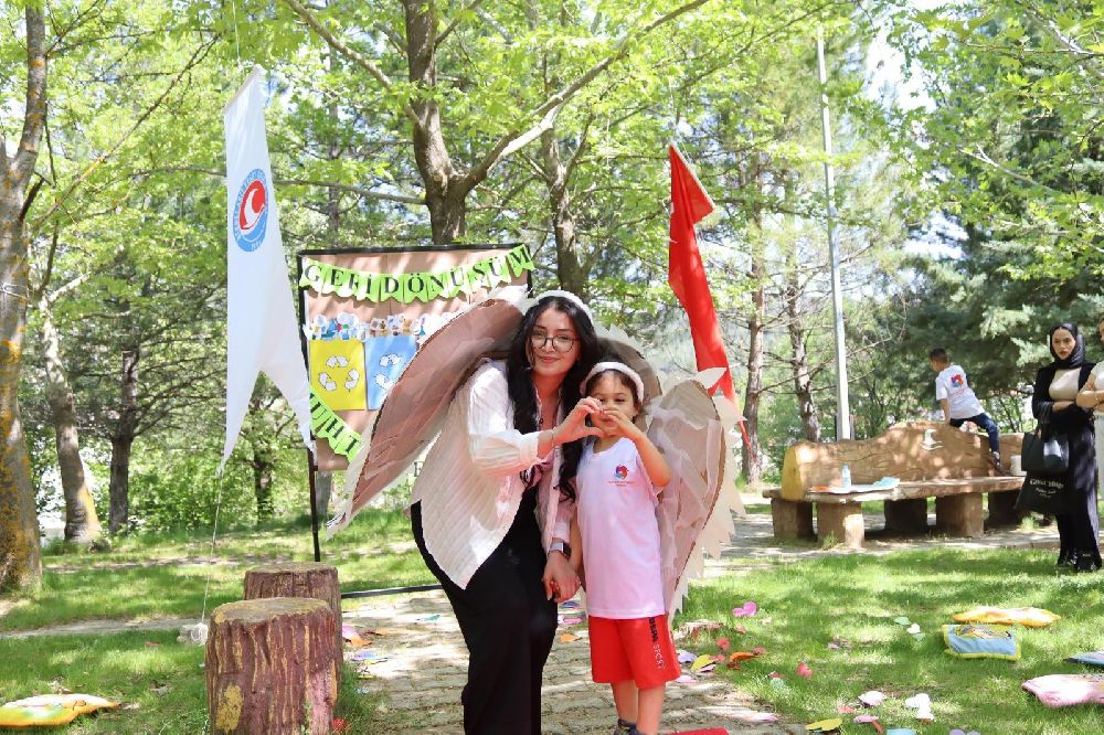 Bucak HTMYO'da geri dönüşüm defilesi! Miniklerden sürdürülebilir moda gösterisi