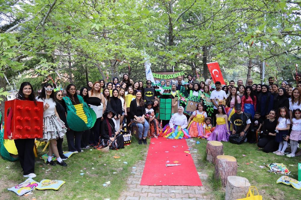 Bucak HTMYO'da geri dönüşüm defilesi! Miniklerden sürdürülebilir moda gösterisi