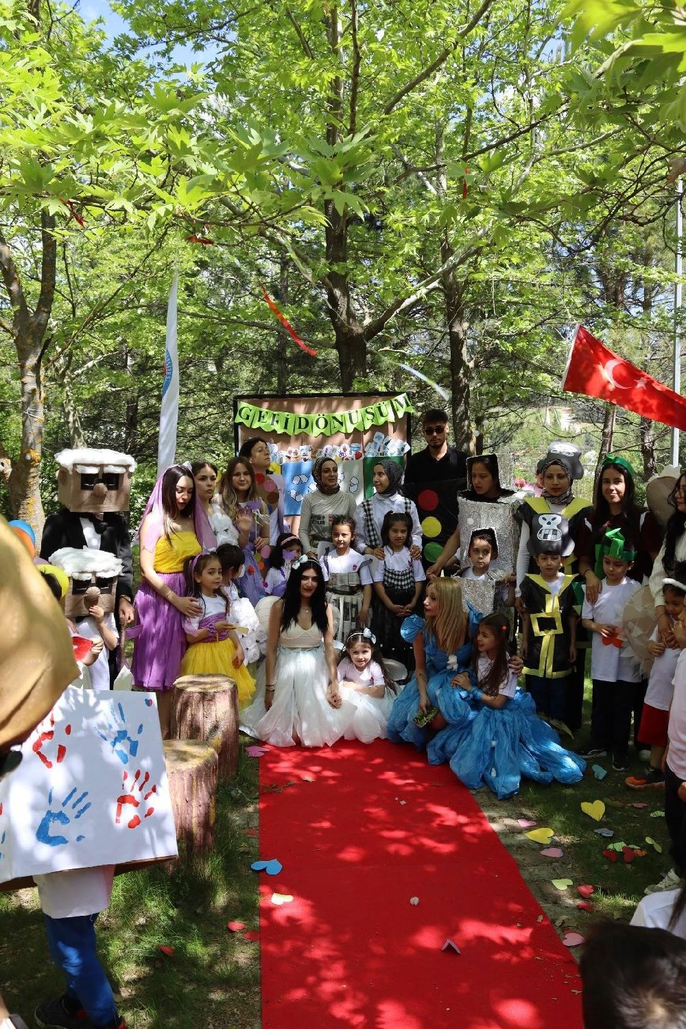 Bucak HTMYO'da geri dönüşüm defilesi! Miniklerden sürdürülebilir moda gösterisi