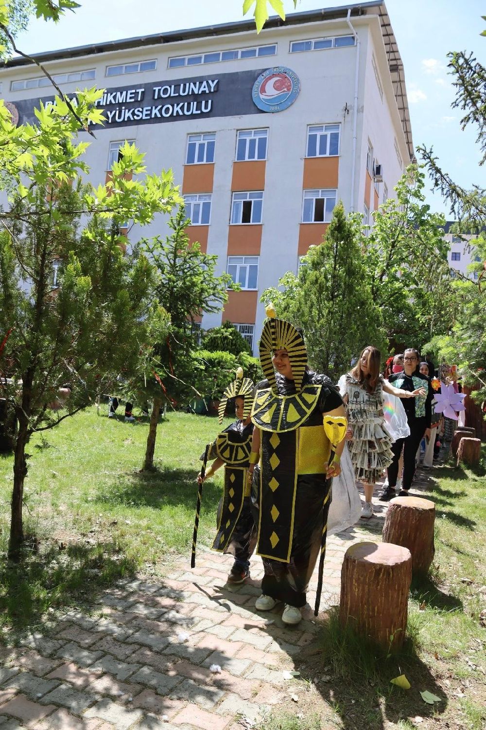 Bucak HTMYO'da geri dönüşüm defilesi! Miniklerden sürdürülebilir moda gösterisi