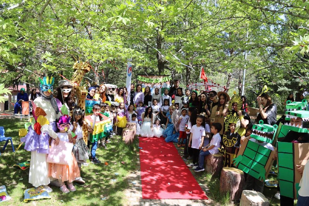 Bucak HTMYO'da geri dönüşüm defilesi! Miniklerden sürdürülebilir moda gösterisi