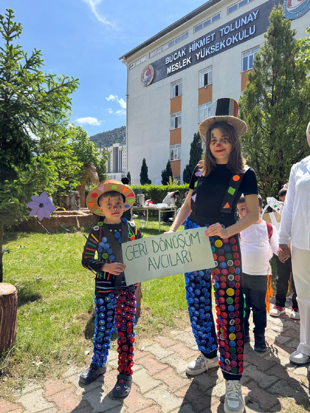 Bucak HTMYO'da geri dönüşüm defilesi! Miniklerden sürdürülebilir moda gösterisi