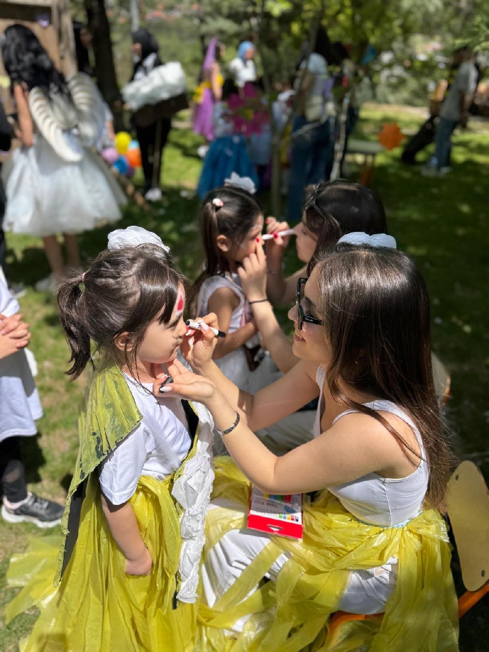 Bucak HTMYO'da geri dönüşüm defilesi! Miniklerden sürdürülebilir moda gösterisi