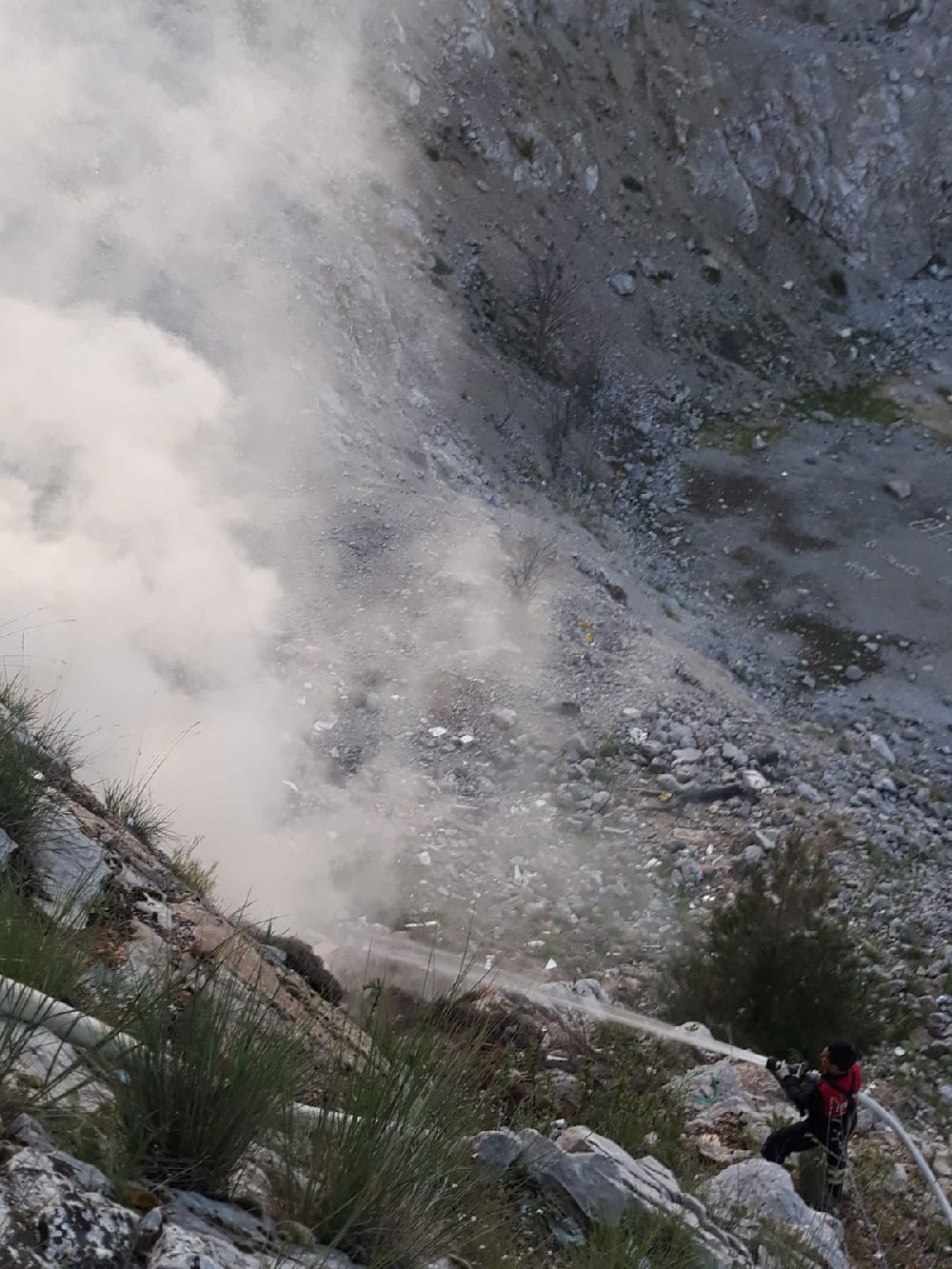 Bucak pasa yangını! İtfaiyeye iş makinesi desteği
