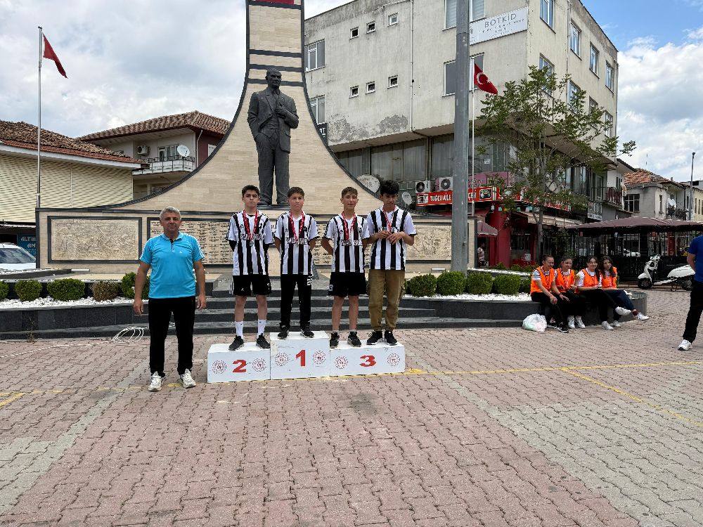 Bucak'ta 19 Mayıs etkinlikleri kapsamında 3. Atatürk Gençlik Koşusu düzenlendi