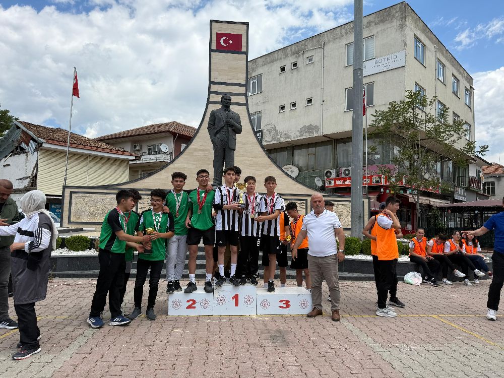 Bucak'ta 19 Mayıs etkinlikleri kapsamında 3. Atatürk Gençlik Koşusu düzenlendi