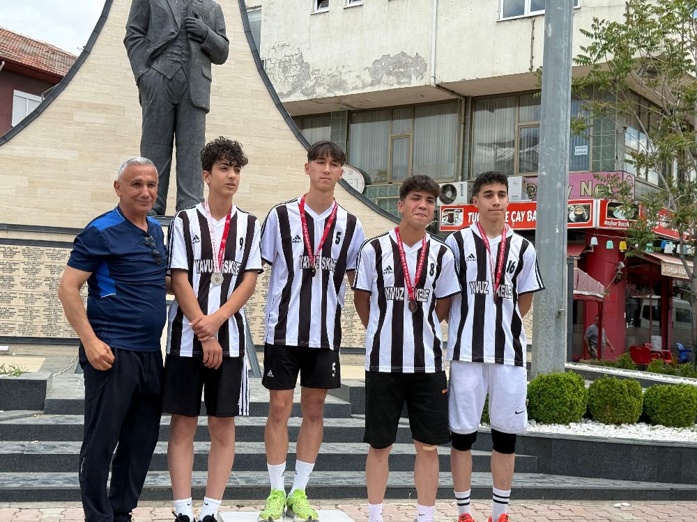 Bucak'ta 19 Mayıs etkinlikleri kapsamında 3. Atatürk Gençlik Koşusu düzenlendi