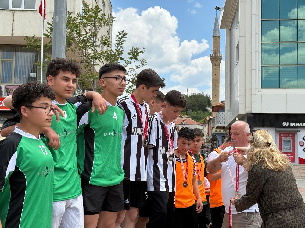 Bucak'ta 19 Mayıs etkinlikleri kapsamında 3. Atatürk Gençlik Koşusu düzenlendi