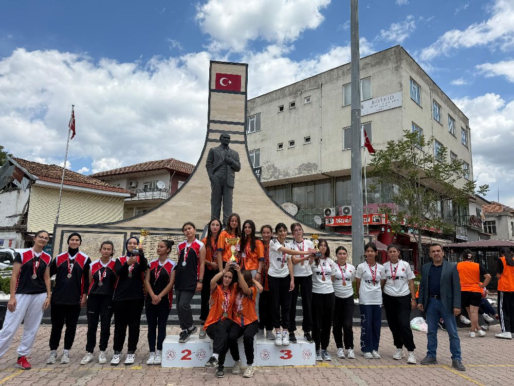 Bucak'ta 19 Mayıs etkinlikleri kapsamında 3. Atatürk Gençlik Koşusu düzenlendi