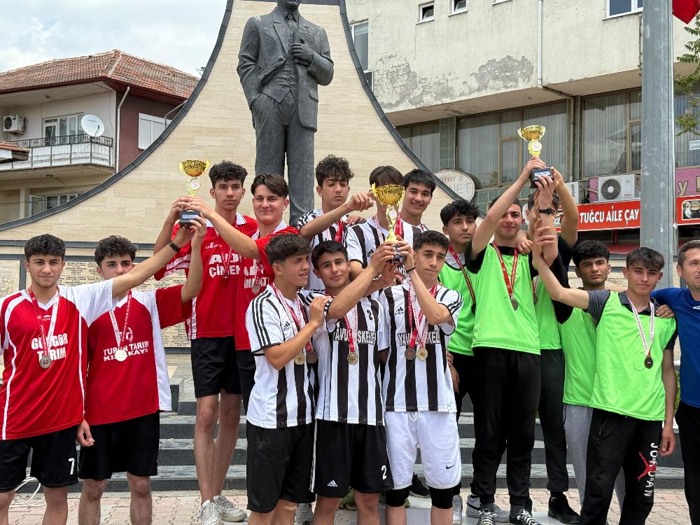 Bucak'ta 19 Mayıs etkinlikleri kapsamında 3. Atatürk Gençlik Koşusu düzenlendi