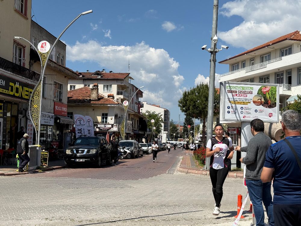 Bucak'ta 19 Mayıs etkinlikleri kapsamında 3. Atatürk Gençlik Koşusu düzenlendi