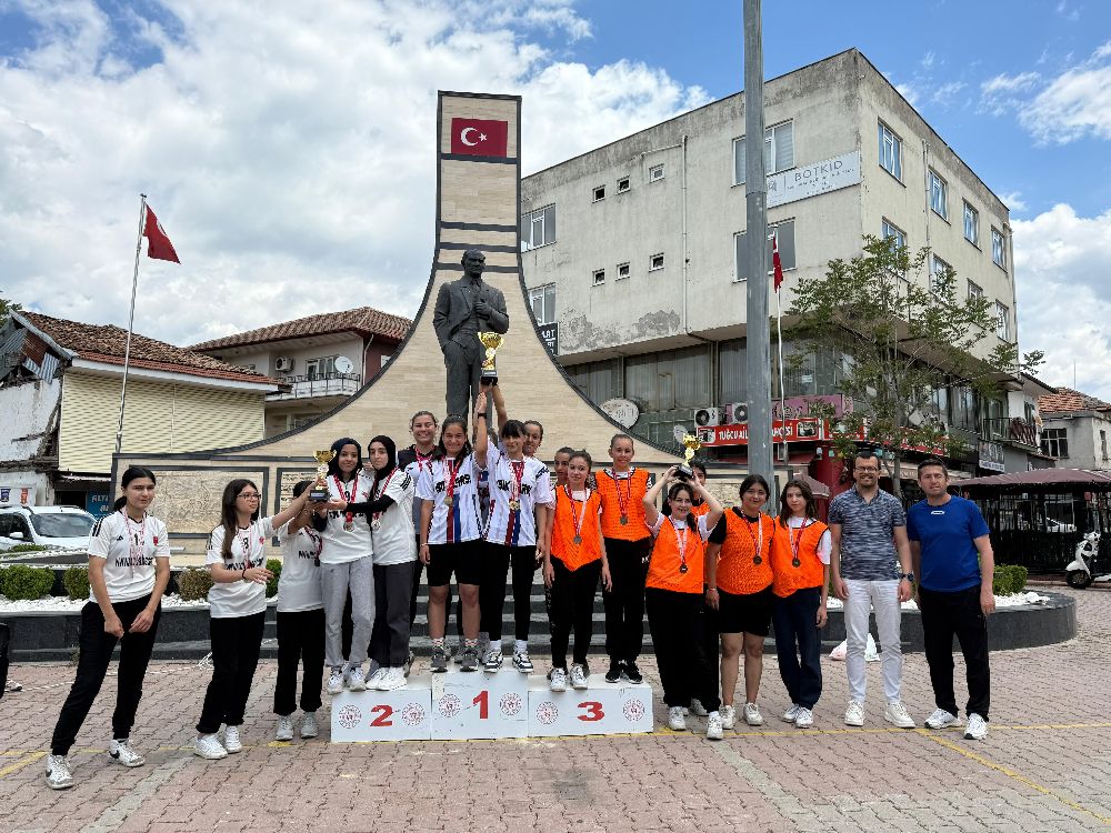 Bucak'ta 19 Mayıs etkinlikleri kapsamında 3. Atatürk Gençlik Koşusu düzenlendi
