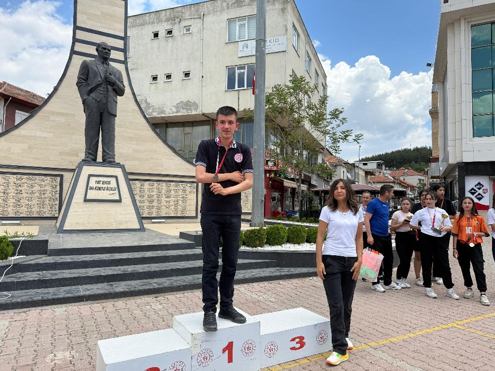 Bucak'ta 19 Mayıs etkinlikleri kapsamında 3. Atatürk Gençlik Koşusu düzenlendi