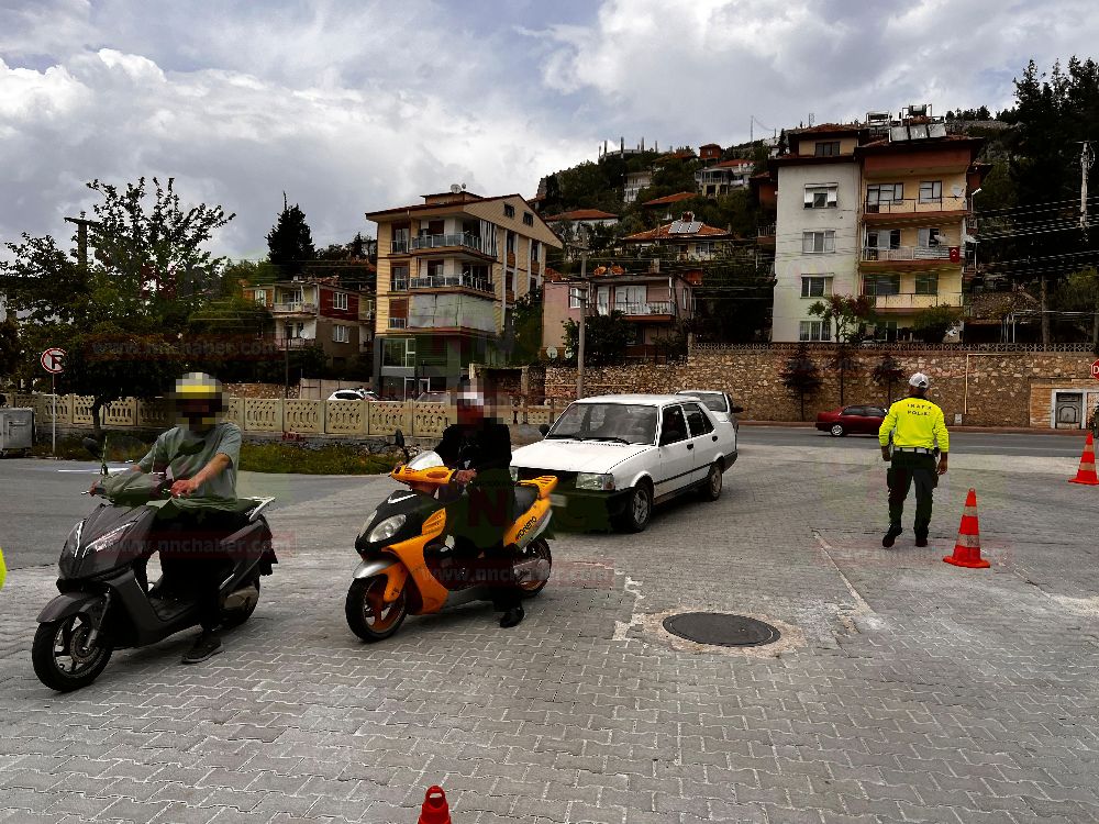 Bucak'ta emniyet topyekün sahada! Tek tek kontrol edildi