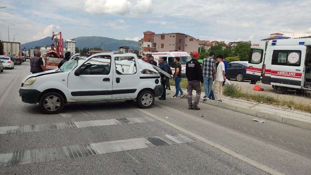 Bucak'ta korkutan kaza! Kaldırıma çarptı, takla atıp kamyonete çarptı