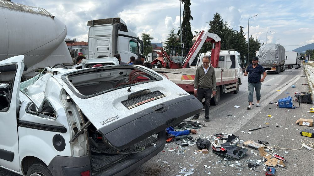 Bucak'ta korkutan kaza! Kaldırıma çarptı, takla atıp kamyonete çarptı