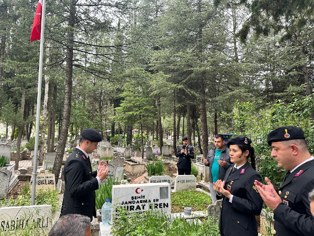 Bucak'ta şehit aileleri unutulmadı! Anneler Gününde ziyaret ettiler