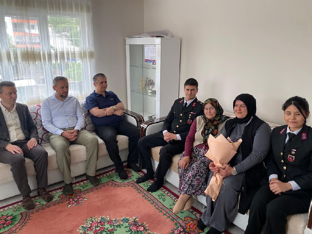 Bucak'ta şehit aileleri unutulmadı! Anneler Gününde ziyaret ettiler