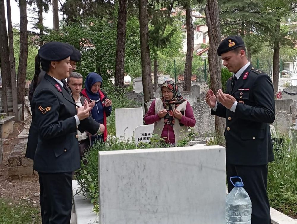 Bucak'ta şehit aileleri unutulmadı! Anneler Gününde ziyaret ettiler