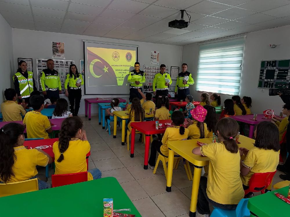 Bucak’ta trafik güvenliği haftası 90 öğrenciye trafik eğitimi