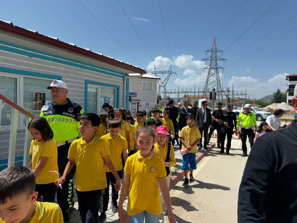Bucak’ta trafik güvenliği haftası 90 öğrenciye trafik eğitimi