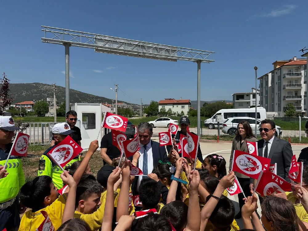 Bucak’ta trafik güvenliği haftası 90 öğrenciye trafik eğitimi