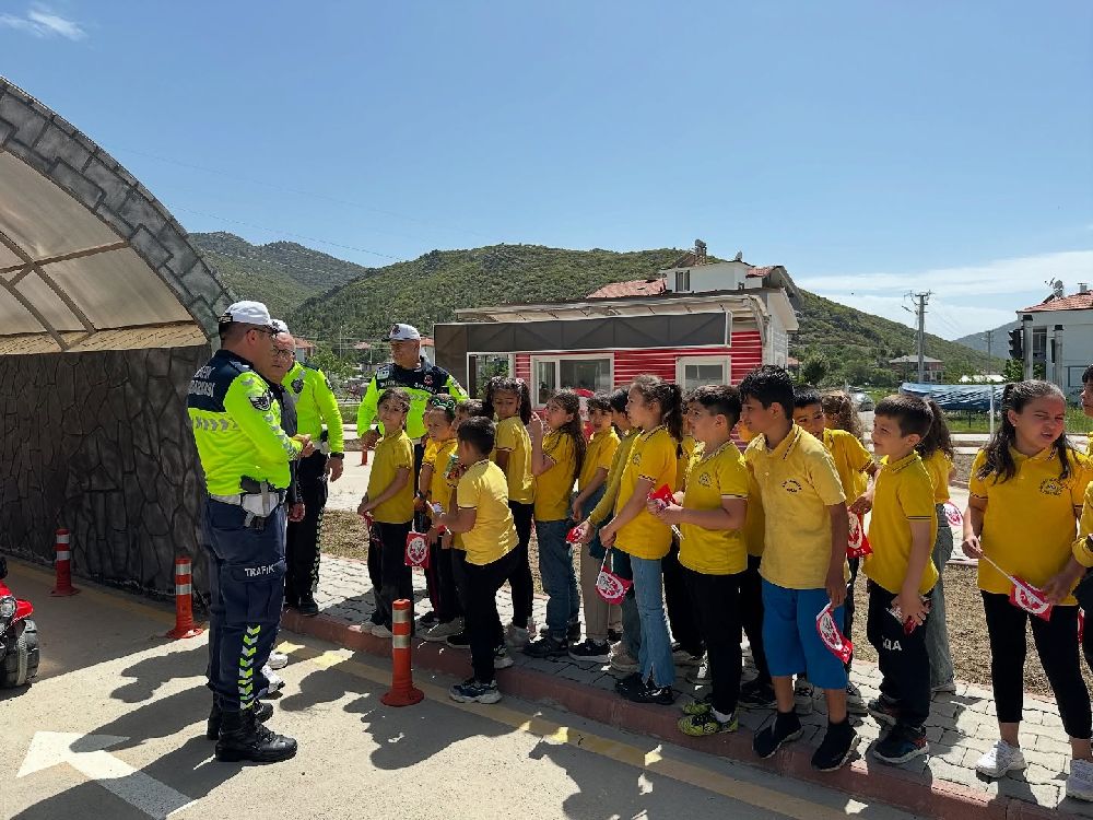 Bucak’ta trafik güvenliği haftası 90 öğrenciye trafik eğitimi