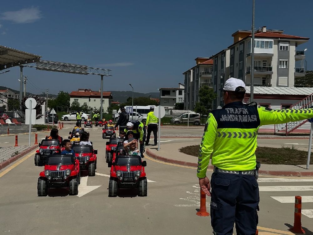 Bucak’ta trafik güvenliği haftası 90 öğrenciye trafik eğitimi