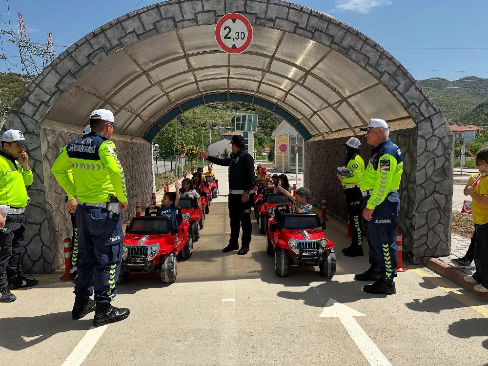 Bucak’ta trafik güvenliği haftası 90 öğrenciye trafik eğitimi