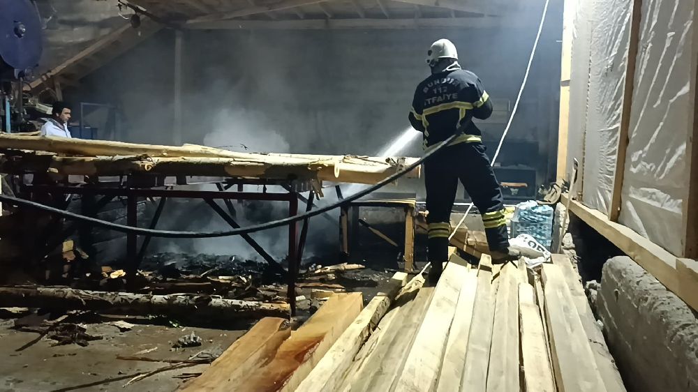 Burdur’da gece yarısı yangın paniği Hizar atölyesi alev aldı!