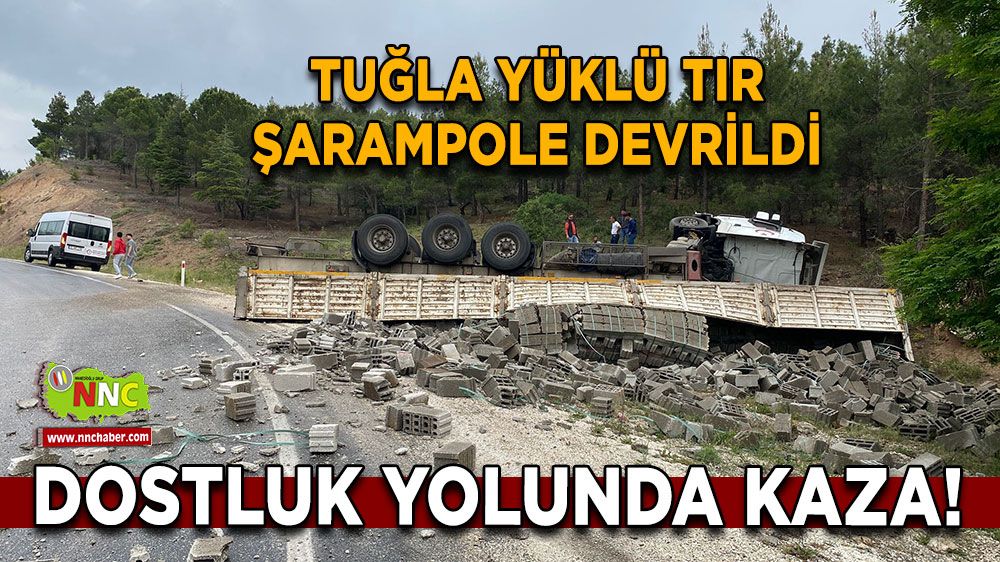 Burdur-Isparta yolunda kaza! Tuğla yüklü tır şarampole devrildi