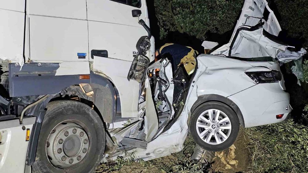 Bursa Orhangazi'de Tır otomobili biçti  1 ölü, 1 yaralı