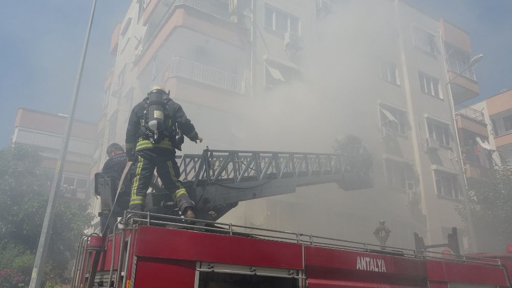 Dairede çıkan yangın apartmanı dumana boğdu