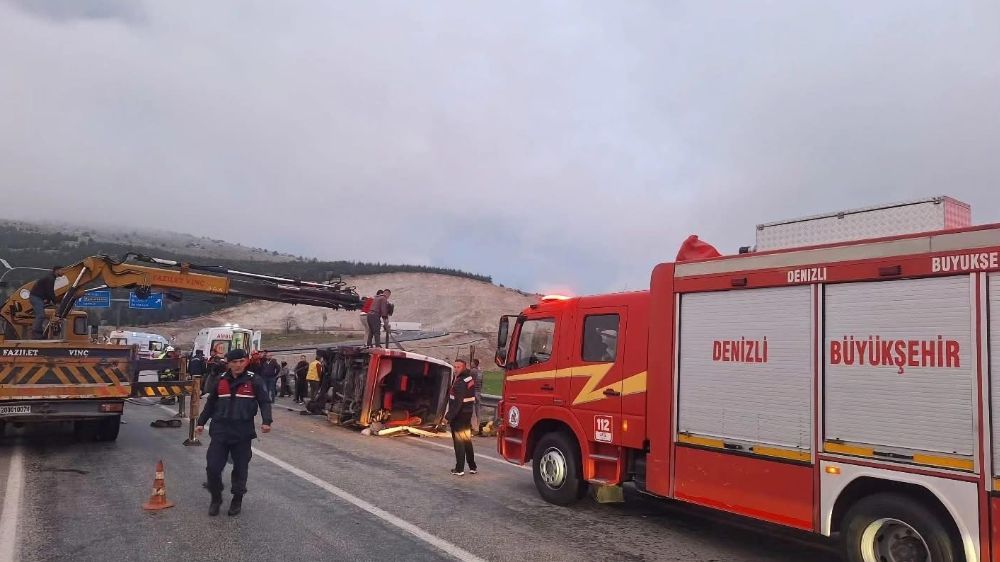 Denizli'de feci kaza Tekstil işçilerini taşıyan minibüs otomobille çarpıştı 1’i ağır 13 yaralı