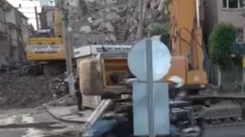  Diyarbakır'da depremden hasar gören yapıların yıkımı devam ediyor
