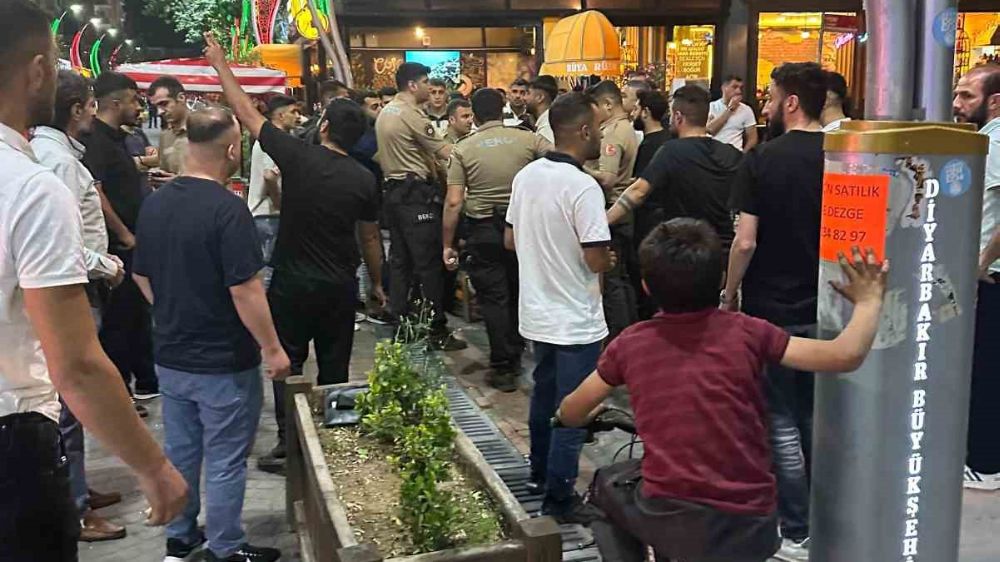 Diyarbakır'da Ehliyetsiz motosiklet sürücüsünü yakalayan bekçiler ile vatandaşlar arasında gerginlik