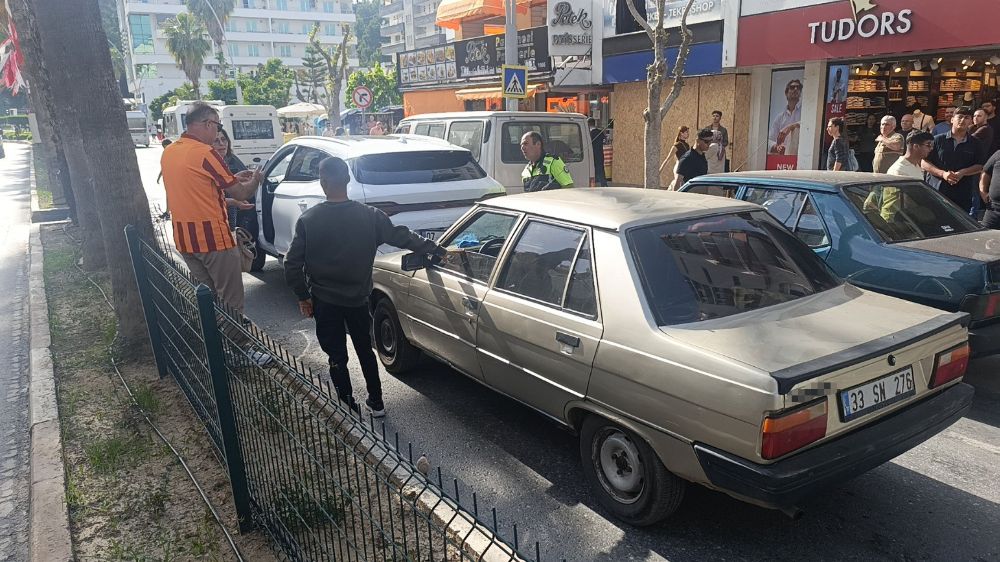 Ehliyetsiz ve alkollü sürücü 2 günlük son model cipe çarptı, araç sahipleri çileden çıktı