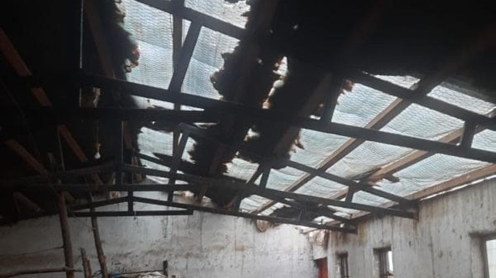 Elazığ’da etkili olan fırtına ahırın çatısını uçurdu