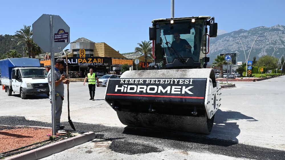 Elektrik altyapısı yenilenen Kemer'de yollar asfaltlanıyor