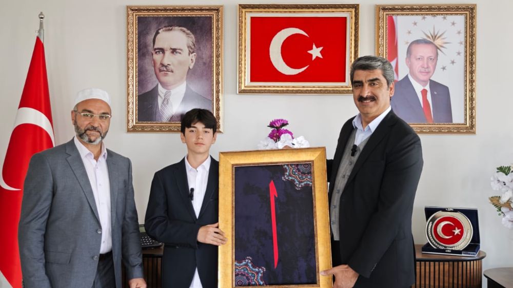 Ezan okuma yarışmasında dereceye girdi, ödülünü Filistin'e bağışladı