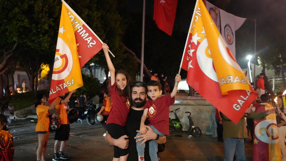 Galatasaray şampiyon oldu, Antalya sokaklara döküldü