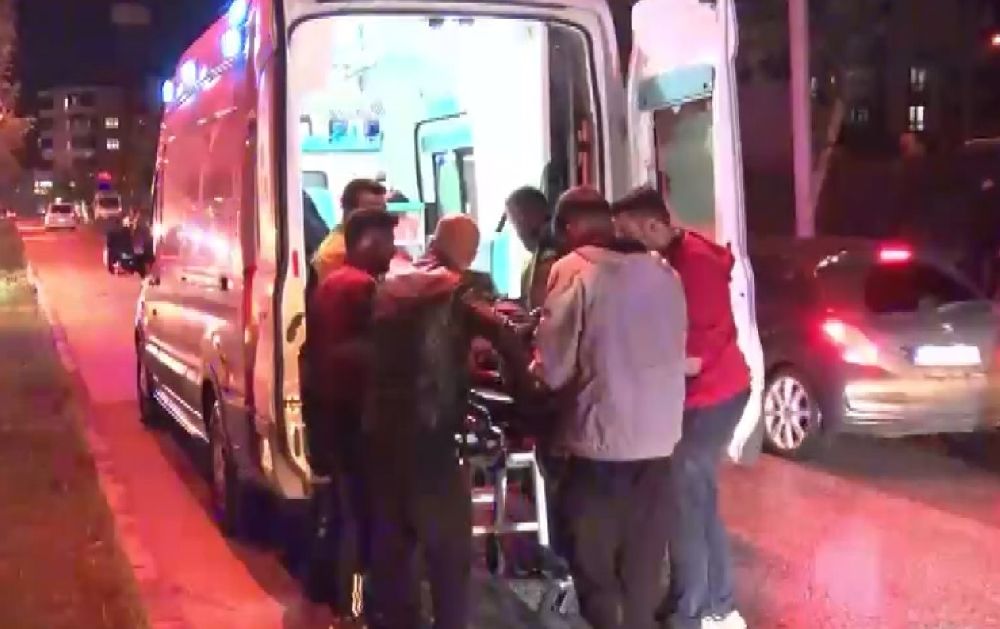 Gaziantep'te karşıya geçmeye çalışan 2 kişiye otomobil çarptı