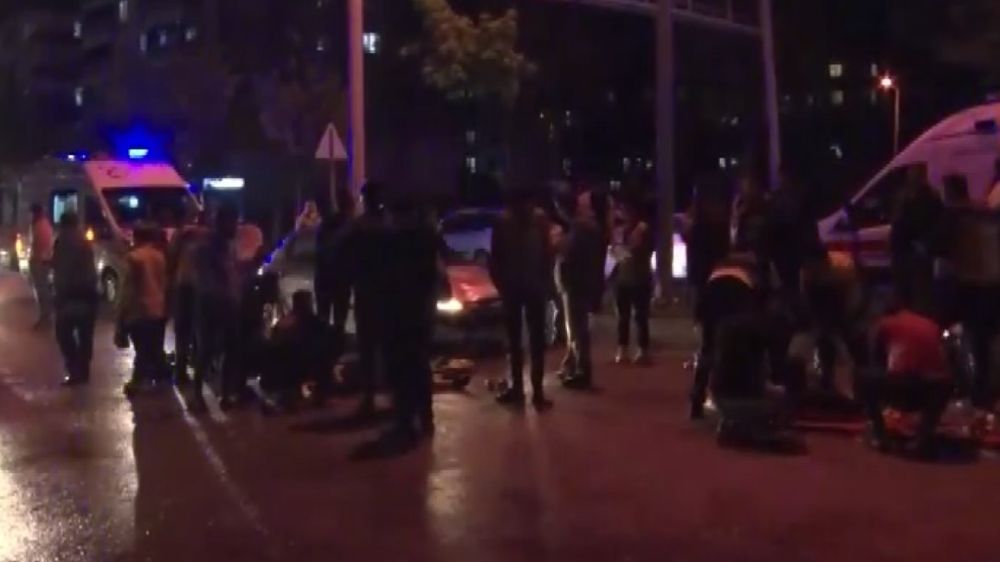 Gaziantep'te karşıya geçmeye çalışan 2 kişiye otomobil çarptı